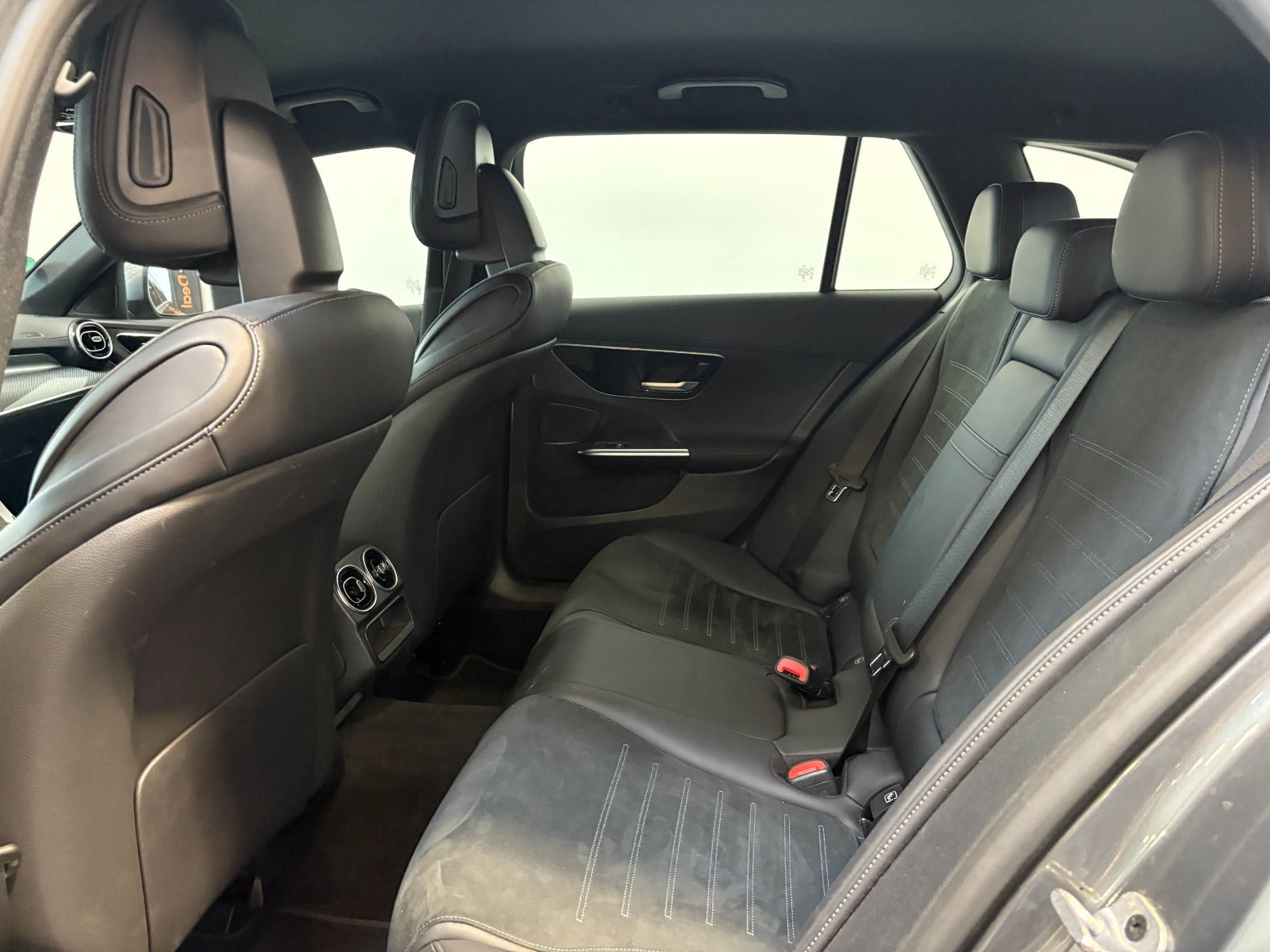 Grå Mercedes C300 e fra 2023