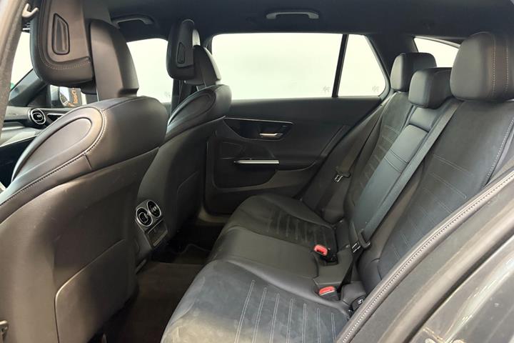 Grå Mercedes C300 e fra 2023