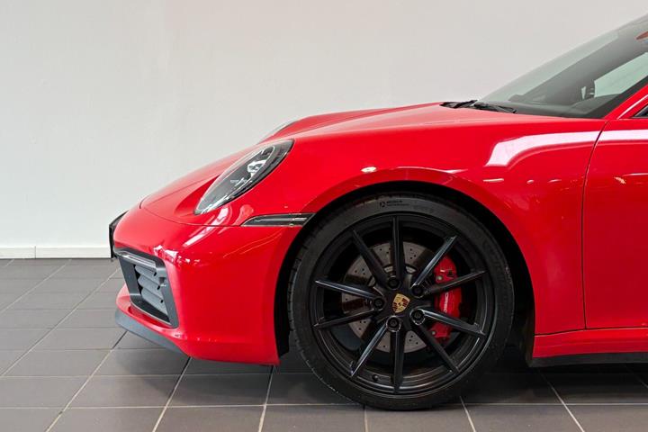 Rød Porsche 911 Carrera 4S fra 2020