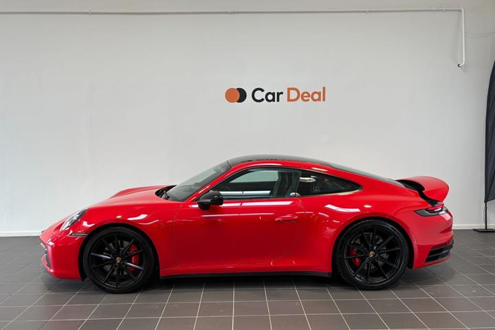 Rød Porsche 911 Carrera 4S fra 2020
