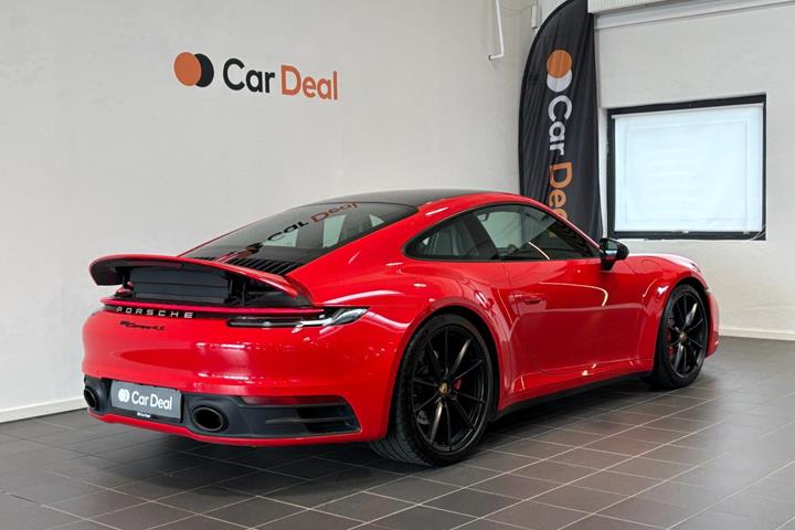 Rød Porsche 911 Carrera 4S fra 2020