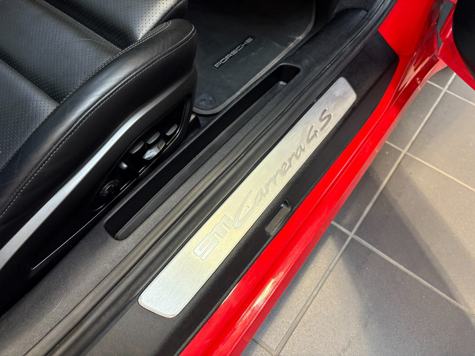 Rød Porsche 911 Carrera 4S fra 2020