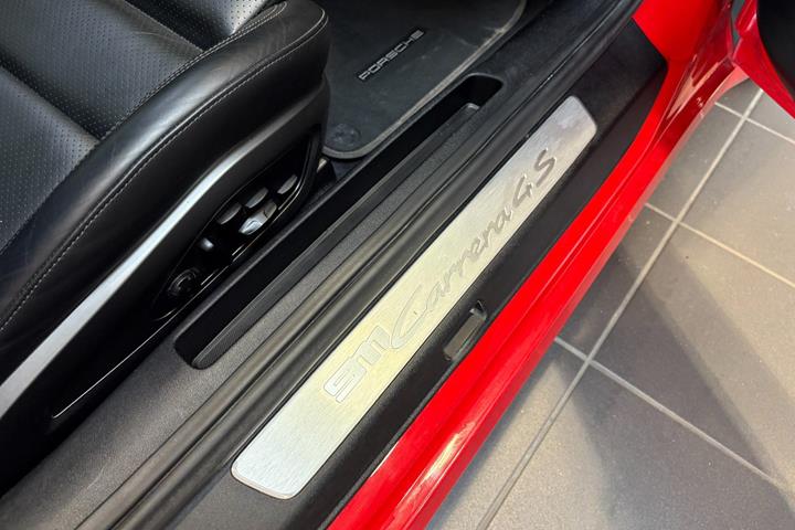 Rød Porsche 911 Carrera 4S fra 2020
