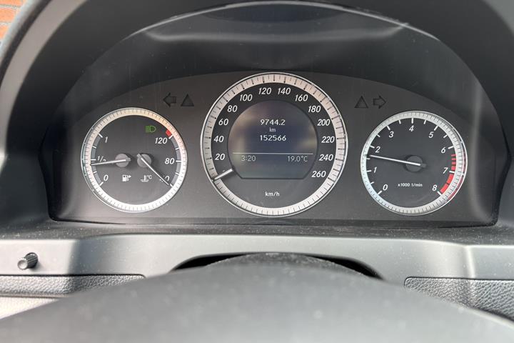Sølv Mercedes C180 fra 2008