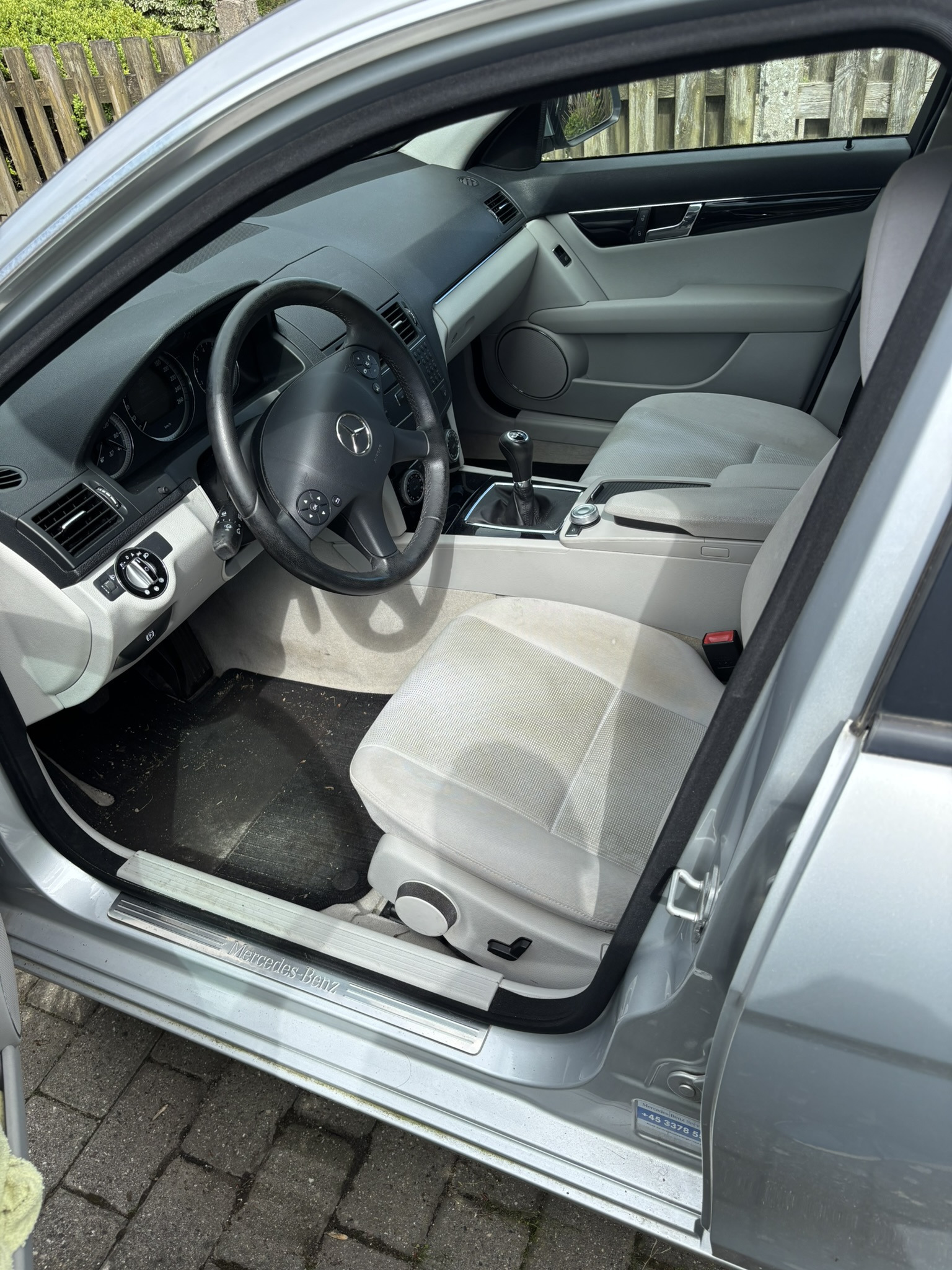 Sølv Mercedes C180 fra 2008
