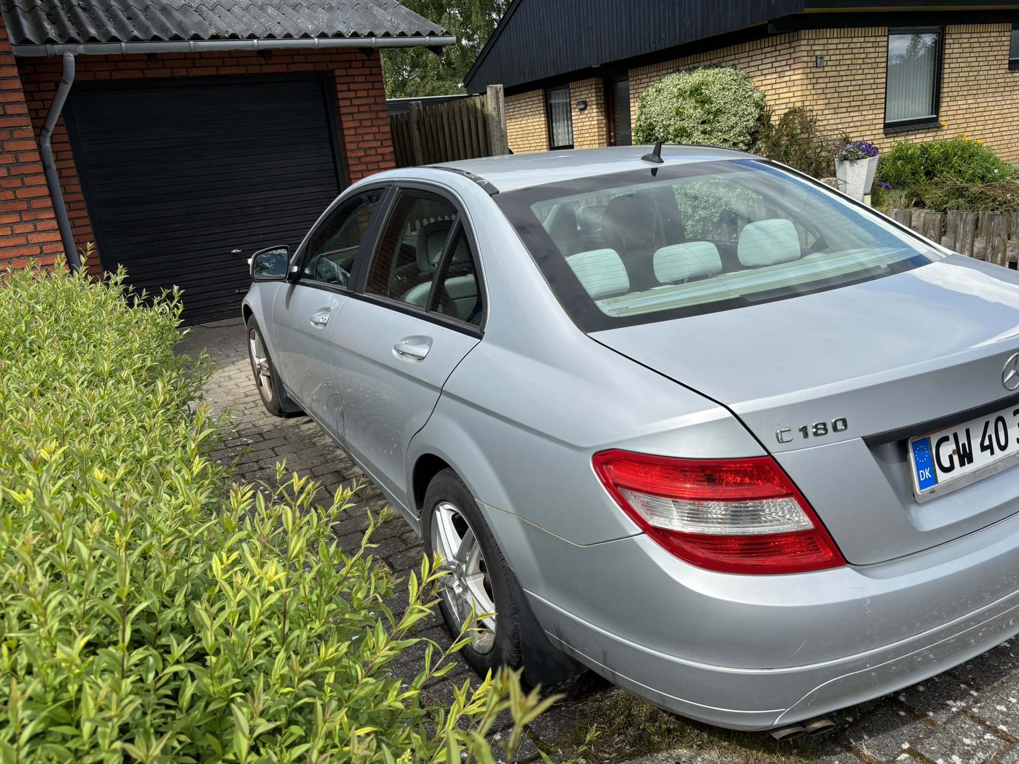 Sølv Mercedes C180 fra 2008