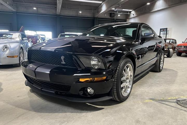 Sort Ford Mustang fra 2007 set udefra