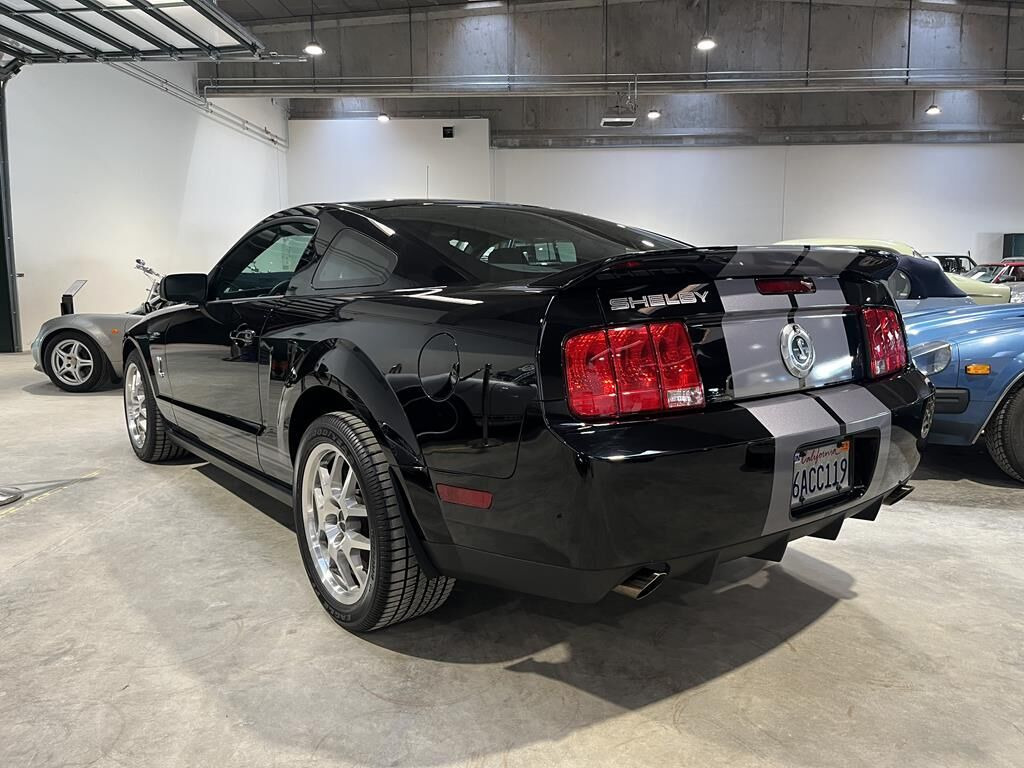 Sort Ford Mustang fra 2007