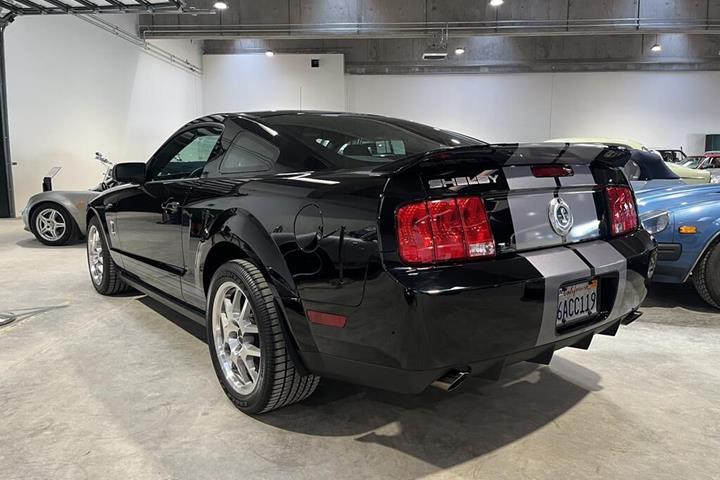 Sort Ford Mustang fra 2007