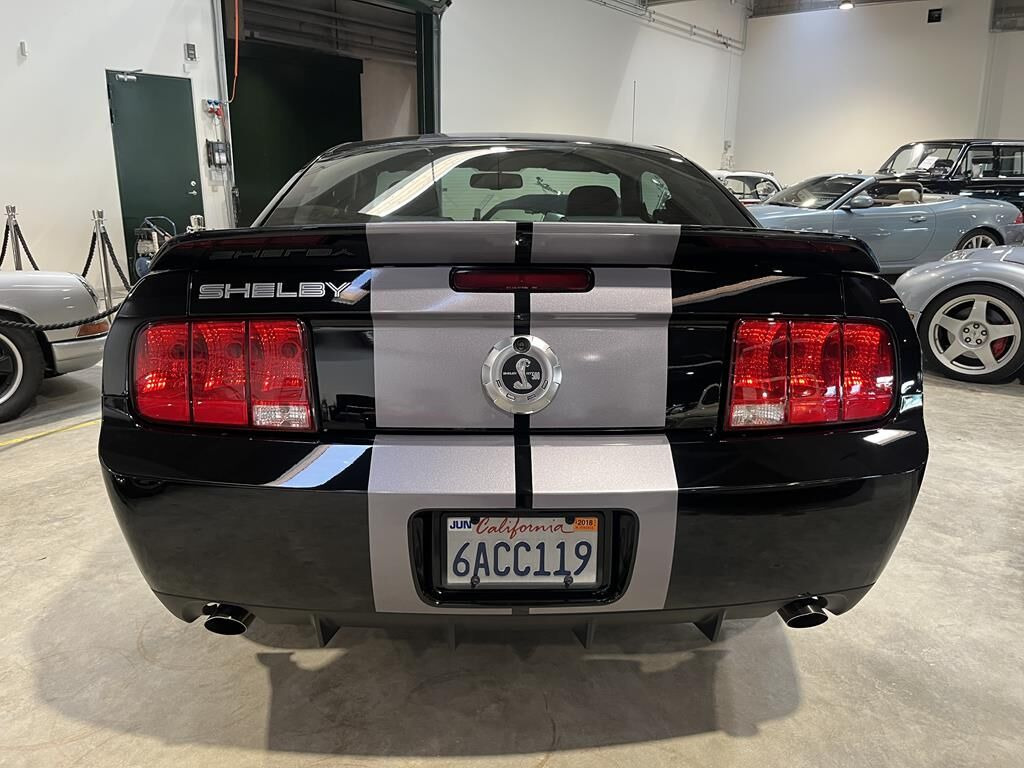 Sort Ford Mustang fra 2007