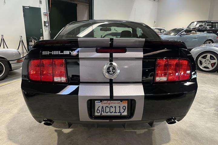 Sort Ford Mustang fra 2007
