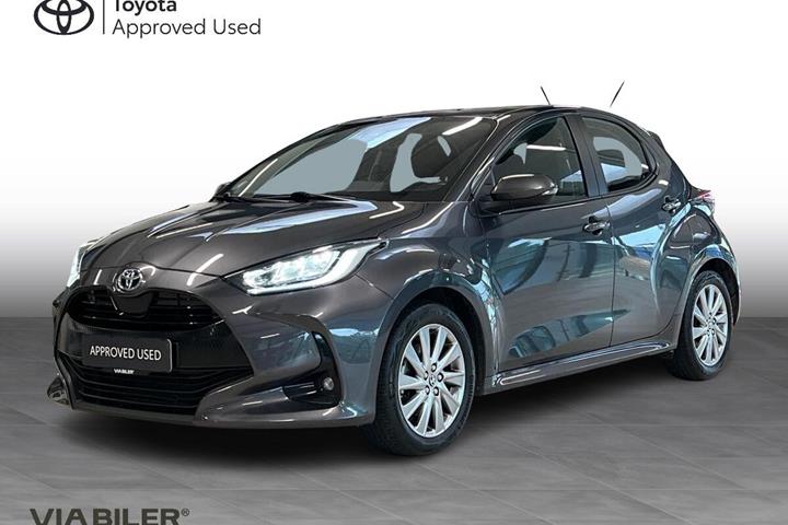 Grå Toyota Yaris fra 2023 set udefra