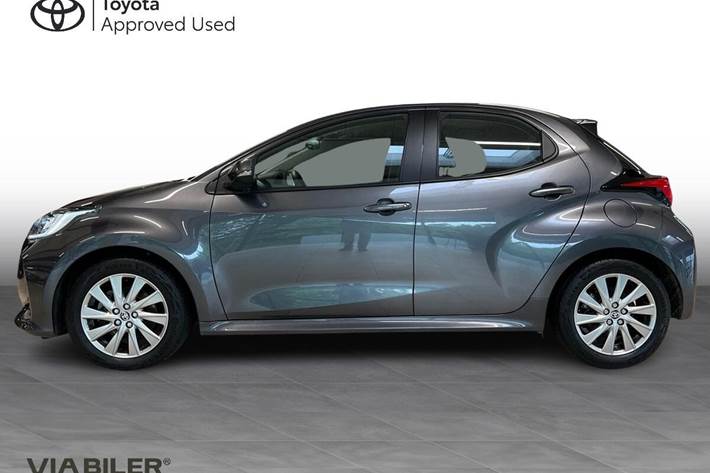 Grå Toyota Yaris fra 2023