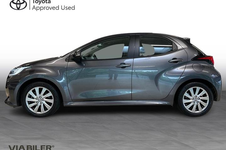 Grå Toyota Yaris fra 2023