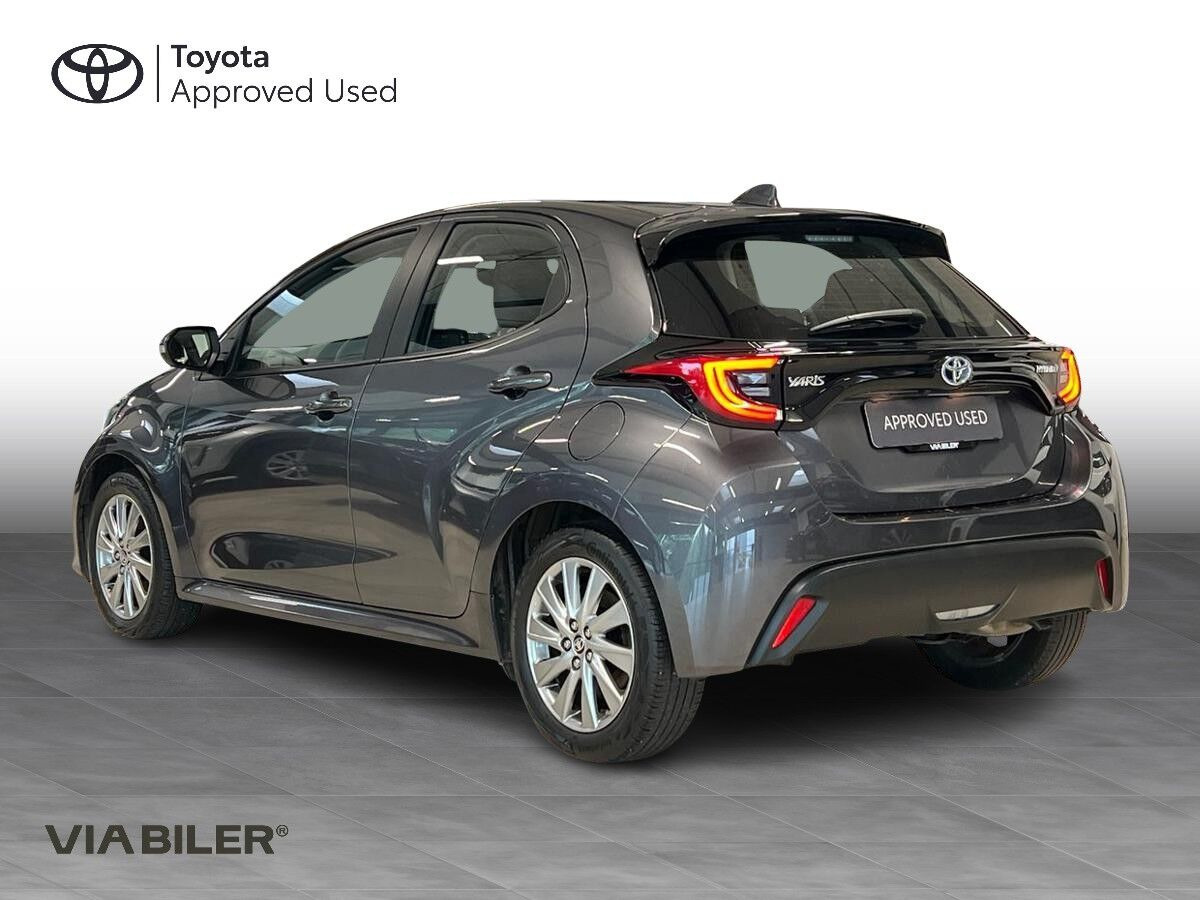 Grå Toyota Yaris fra 2023