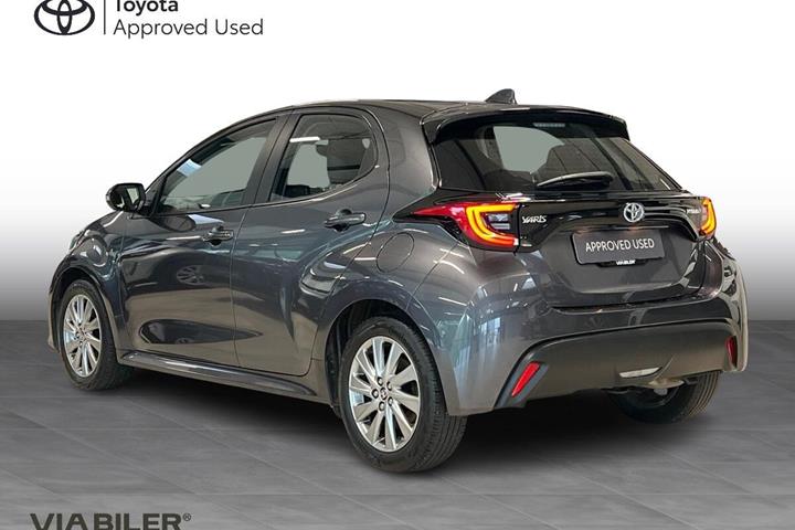 Grå Toyota Yaris fra 2023