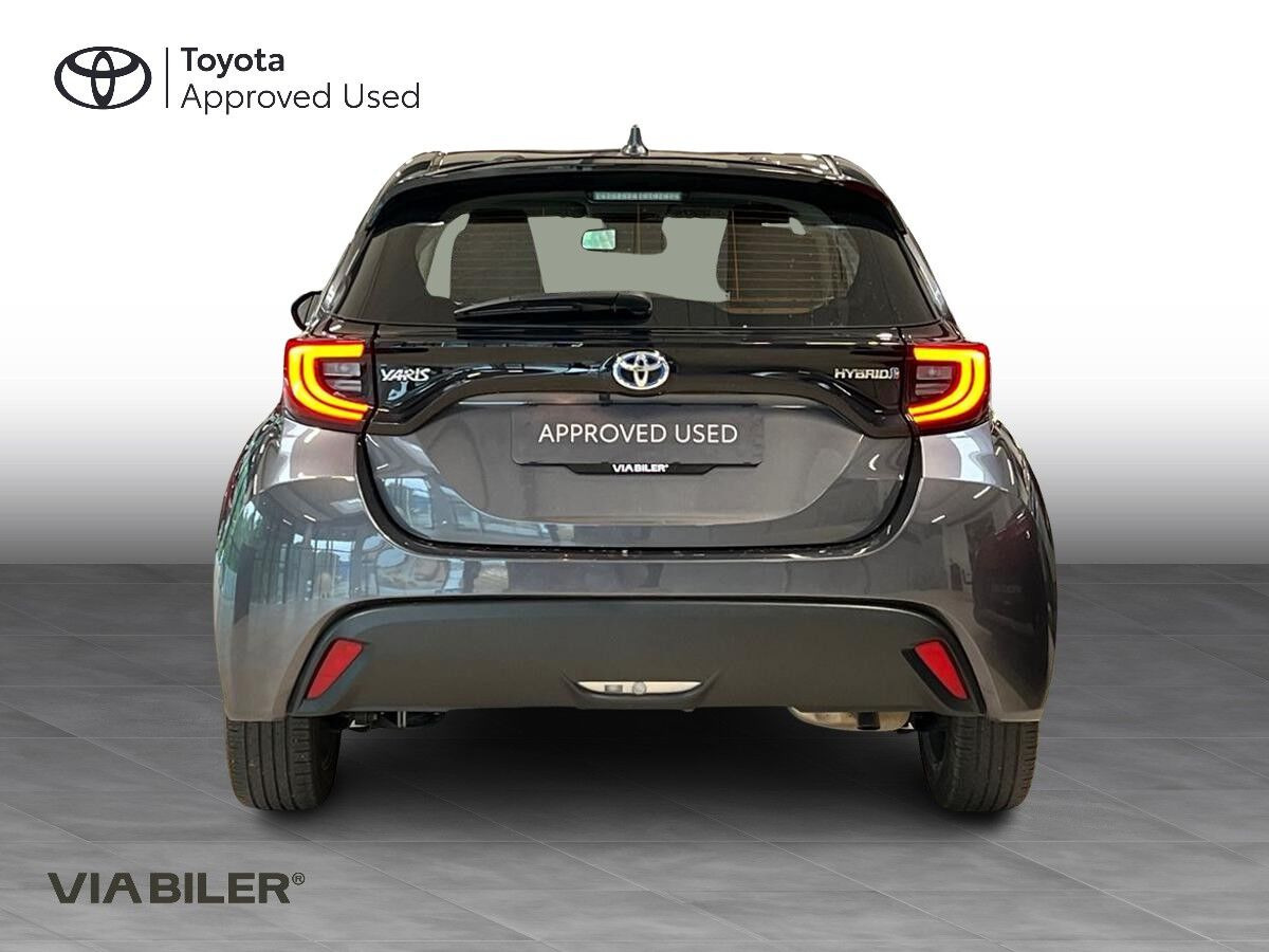Grå Toyota Yaris fra 2023