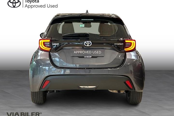 Grå Toyota Yaris fra 2023