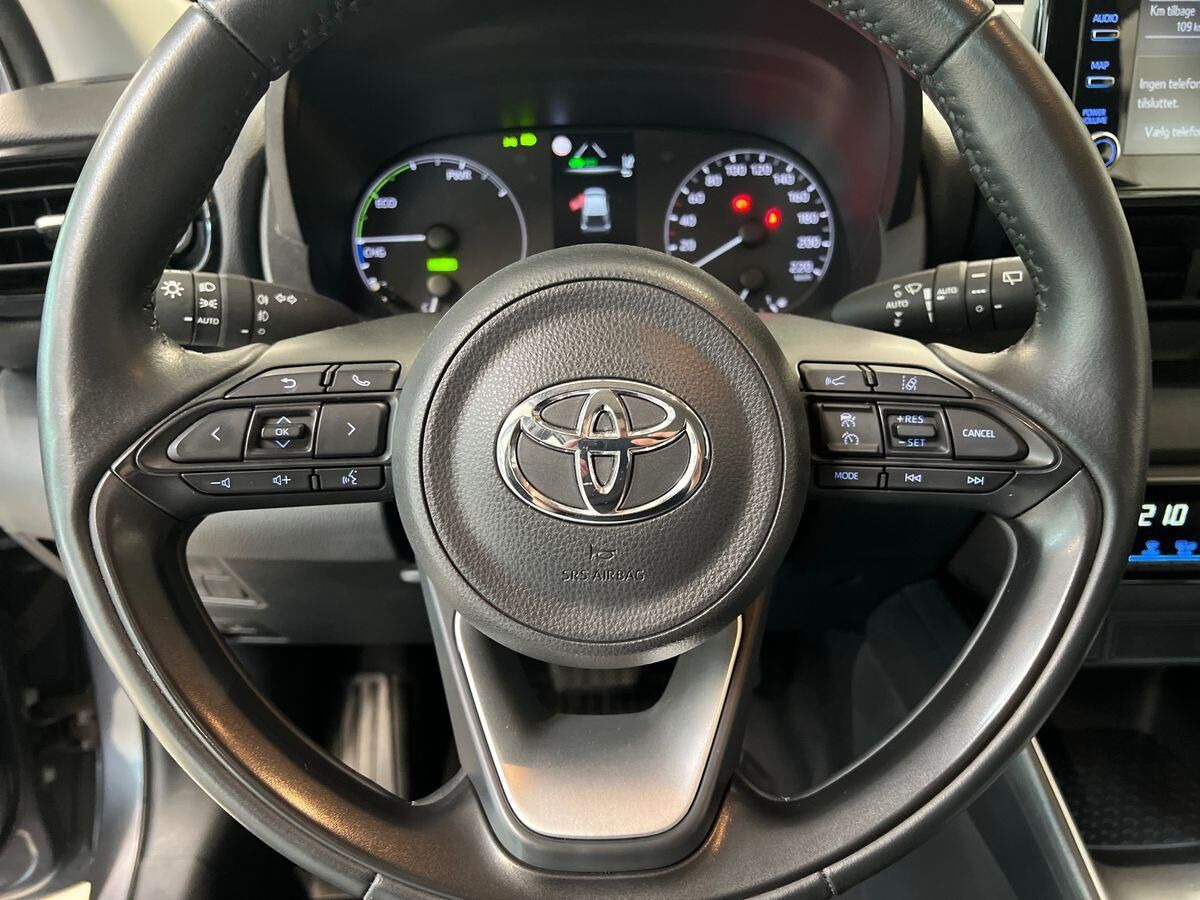 Grå Toyota Yaris fra 2023