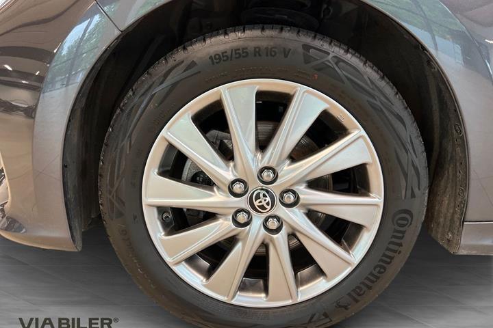 Grå Toyota Yaris fra 2023