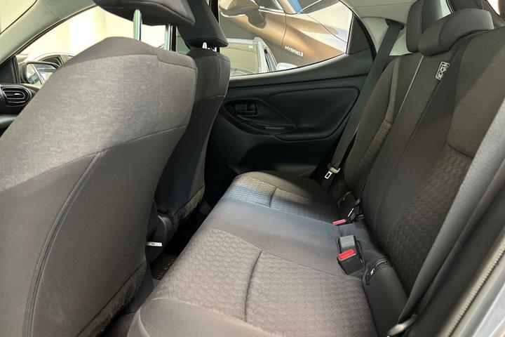 Grå Toyota Yaris fra 2023