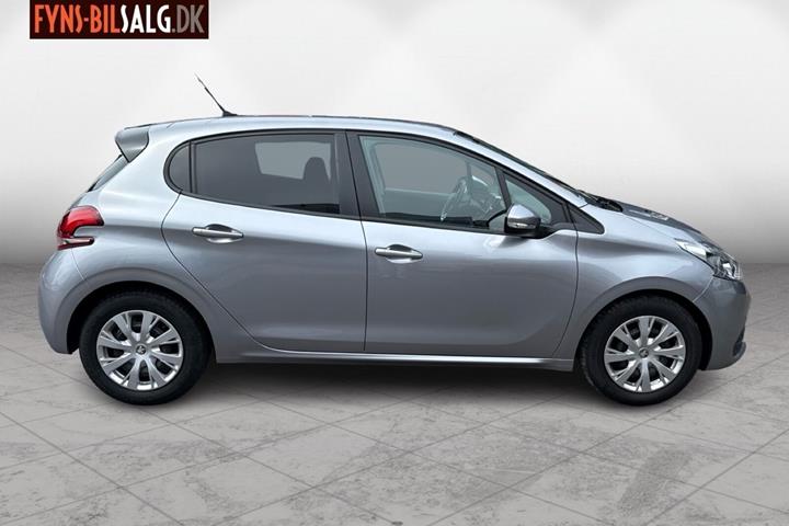 Sølv Peugeot 208 fra 2018