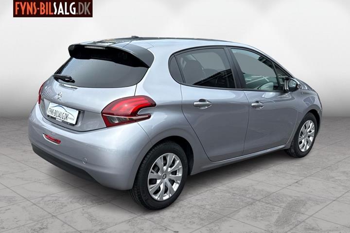 Sølv Peugeot 208 fra 2018