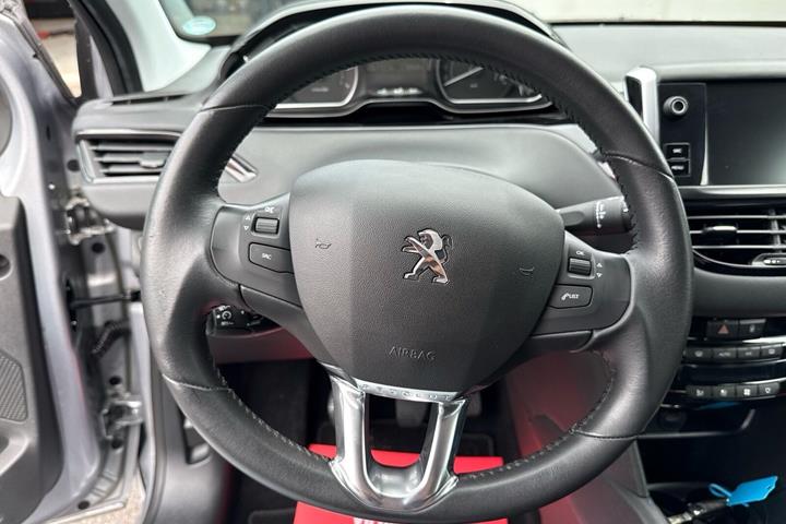 Sølv Peugeot 208 fra 2018