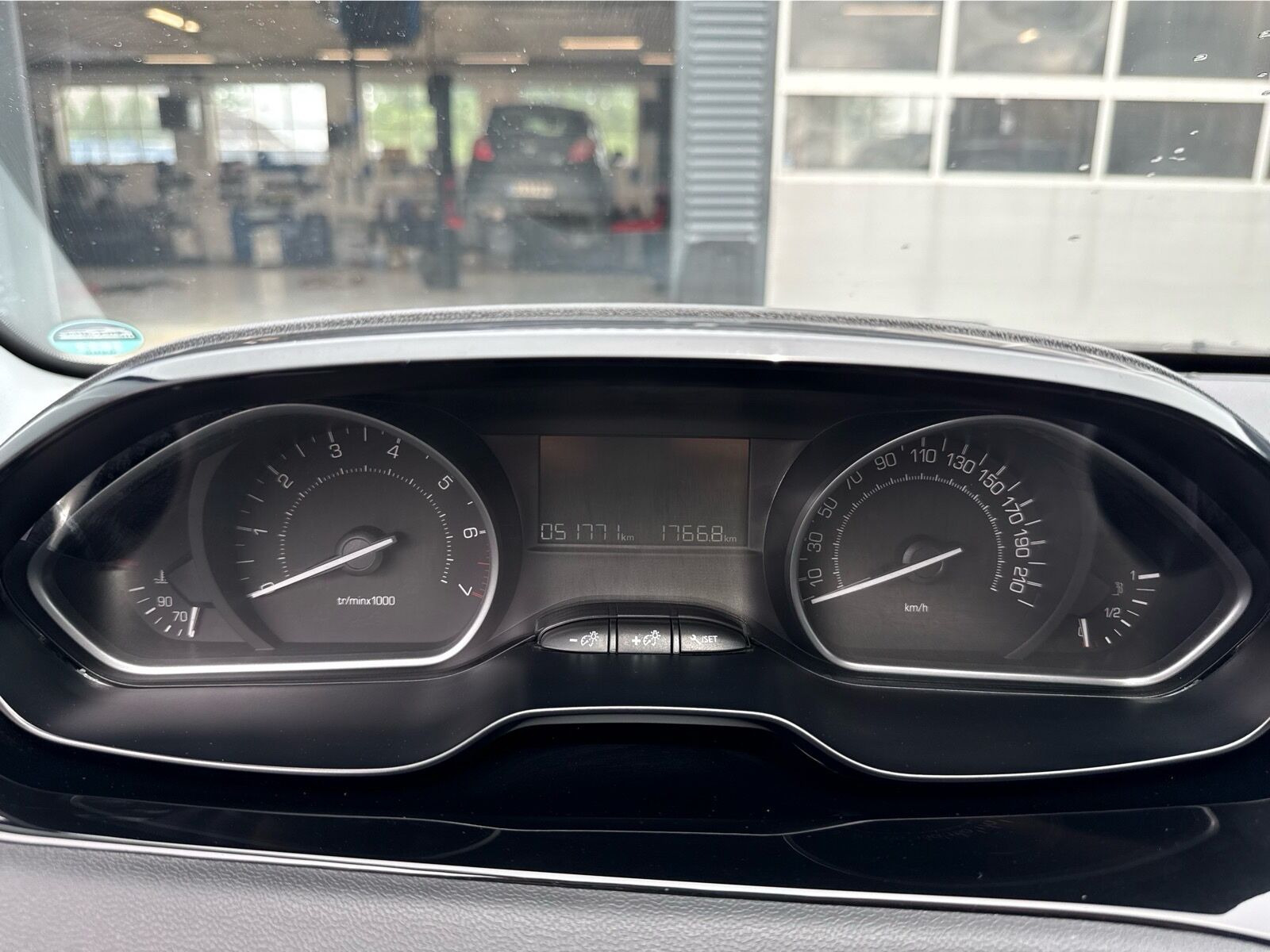 Sølv Peugeot 208 fra 2018