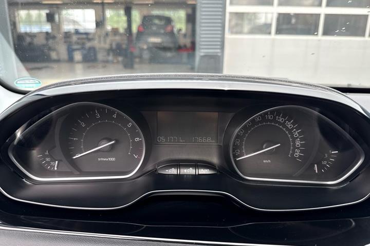 Sølv Peugeot 208 fra 2018