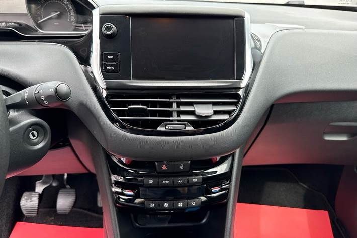 Sølv Peugeot 208 fra 2018