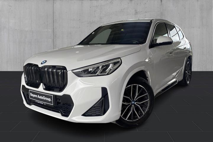 Hvid BMW iX1 fra 2023 set udefra