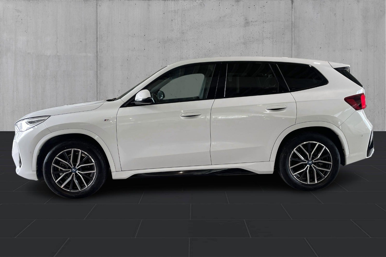 Hvid BMW iX1 fra 2023