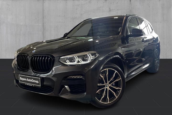 Grå BMW X3 fra 2021 set udefra