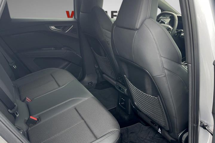 Sølv Audi Q4 e-tron fra 2025