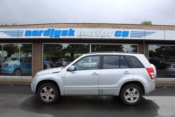 Sølv Suzuki Grand Vitara fra 2008
