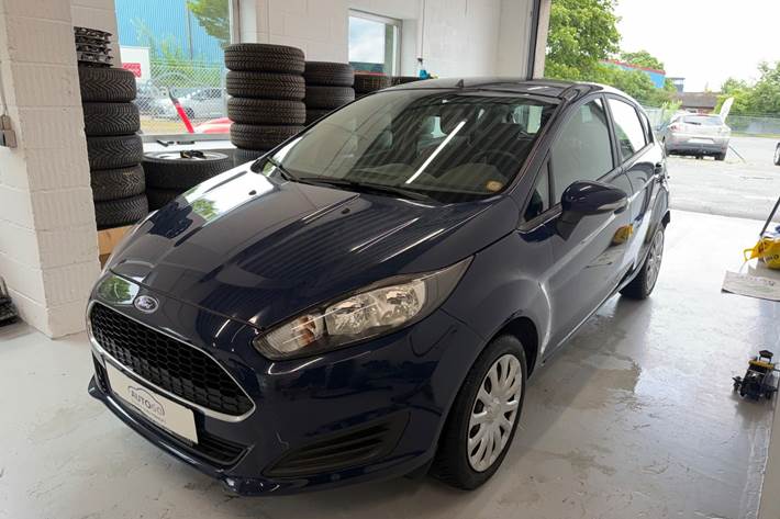 Blå Ford Fiesta fra 2016