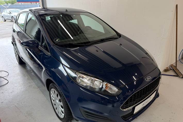 Blå Ford Fiesta fra 2016