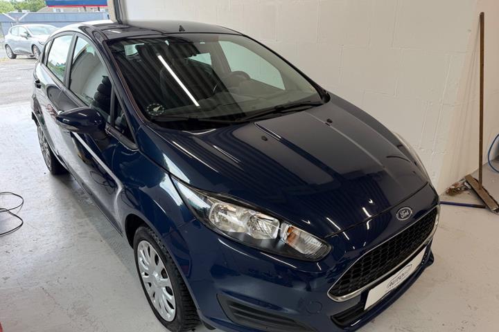 Blå Ford Fiesta fra 2016