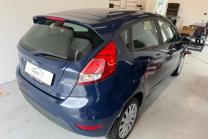 Blå Ford Fiesta fra 2016