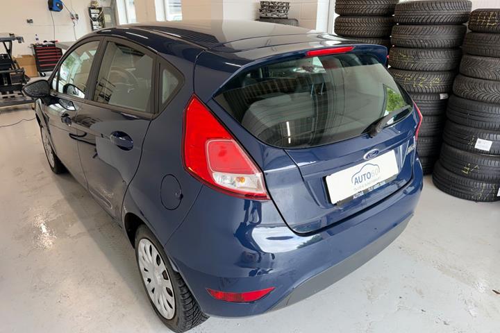 Blå Ford Fiesta fra 2016