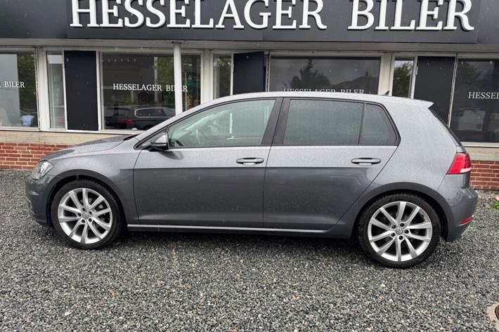 Grå VW Golf VII fra 2018
