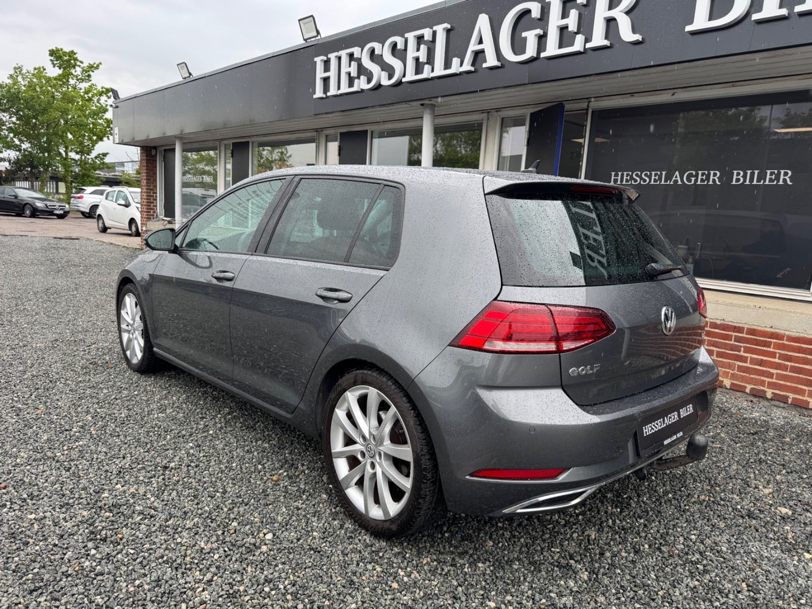Grå VW Golf VII fra 2018