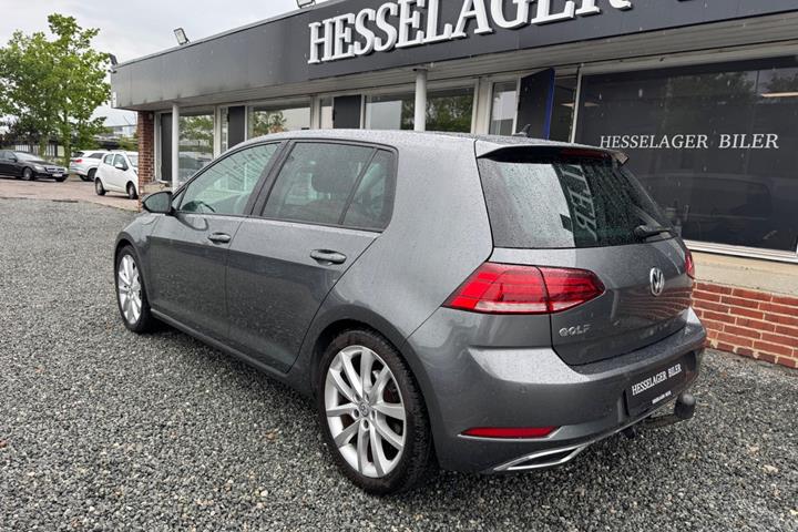 Grå VW Golf VII fra 2018