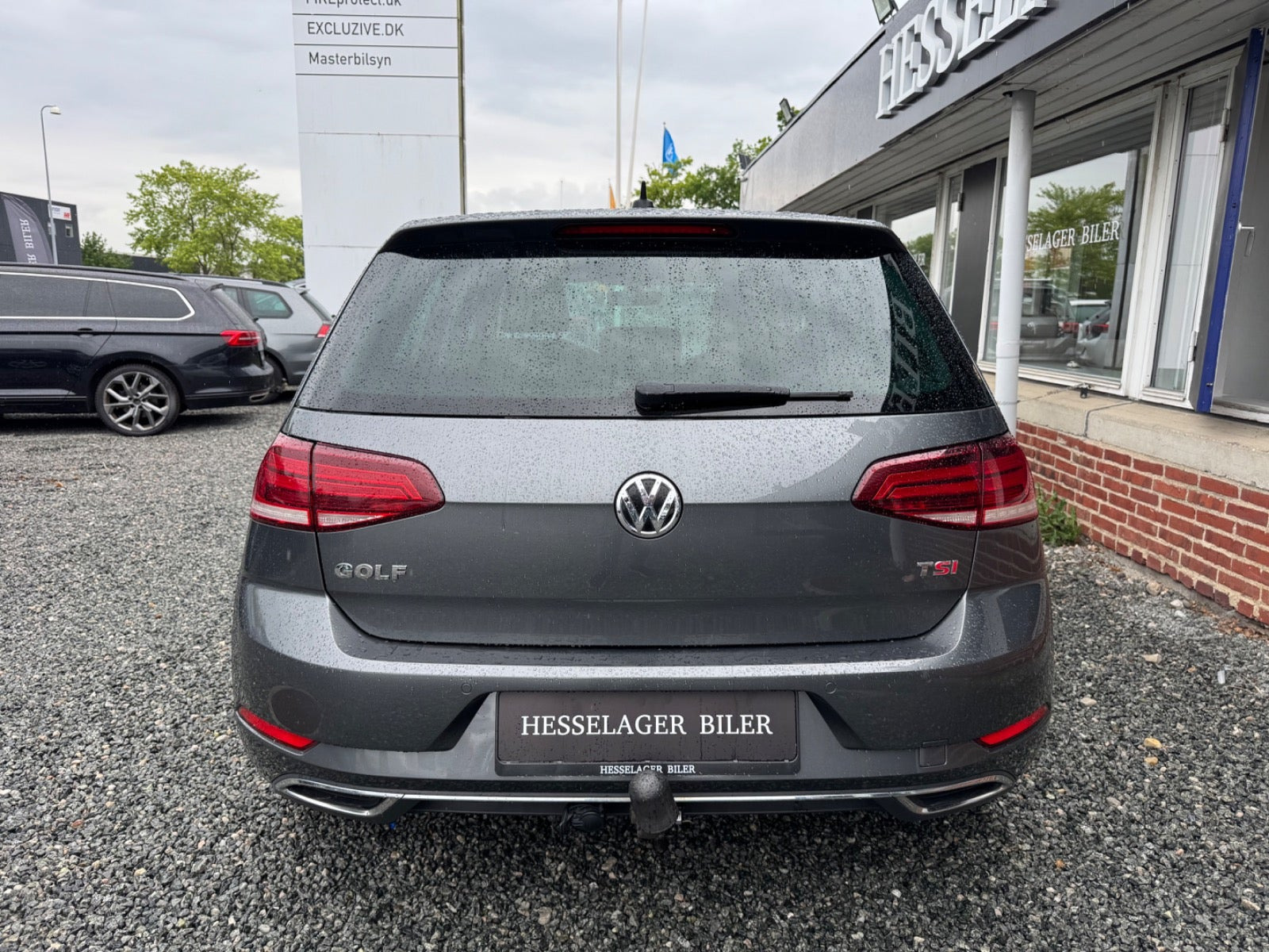 Grå VW Golf VII fra 2018