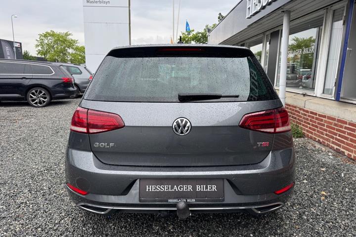 Grå VW Golf VII fra 2018