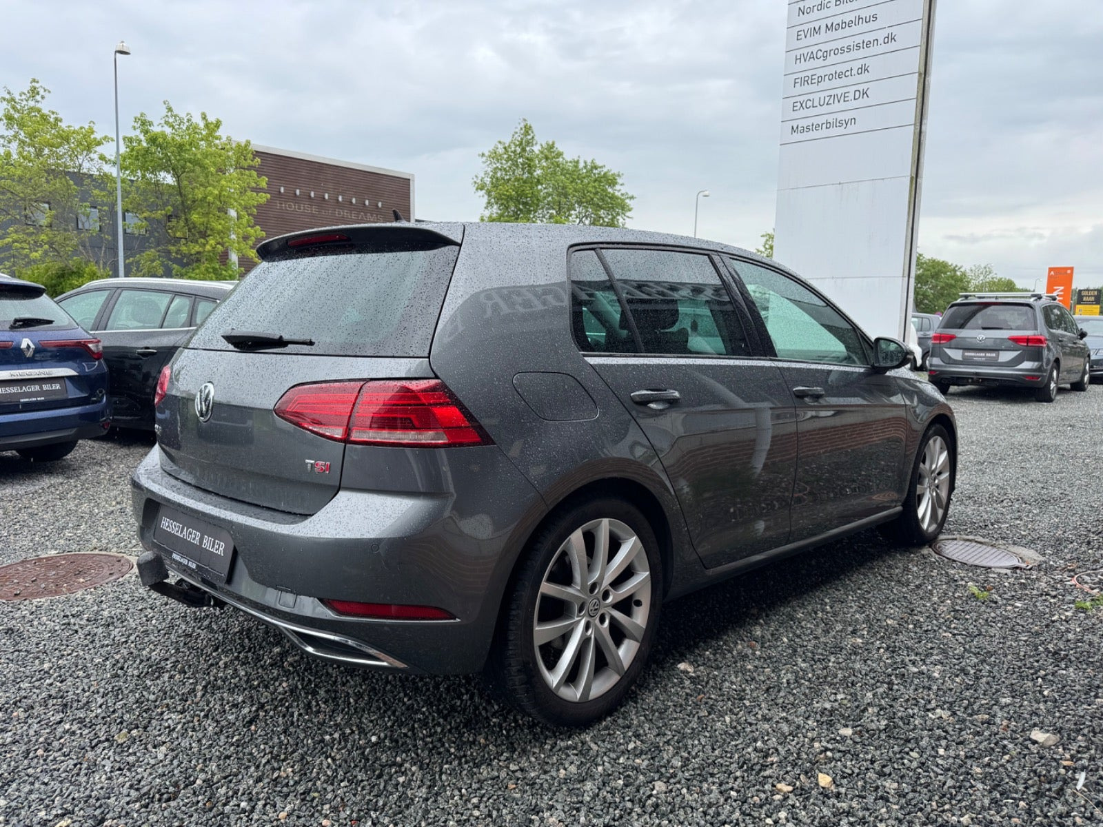 Grå VW Golf VII fra 2018