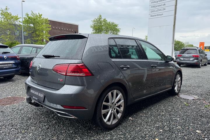Grå VW Golf VII fra 2018