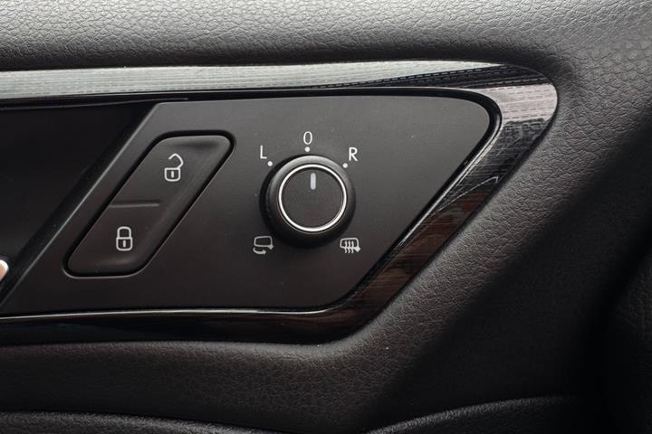 Grå VW Golf VII fra 2018