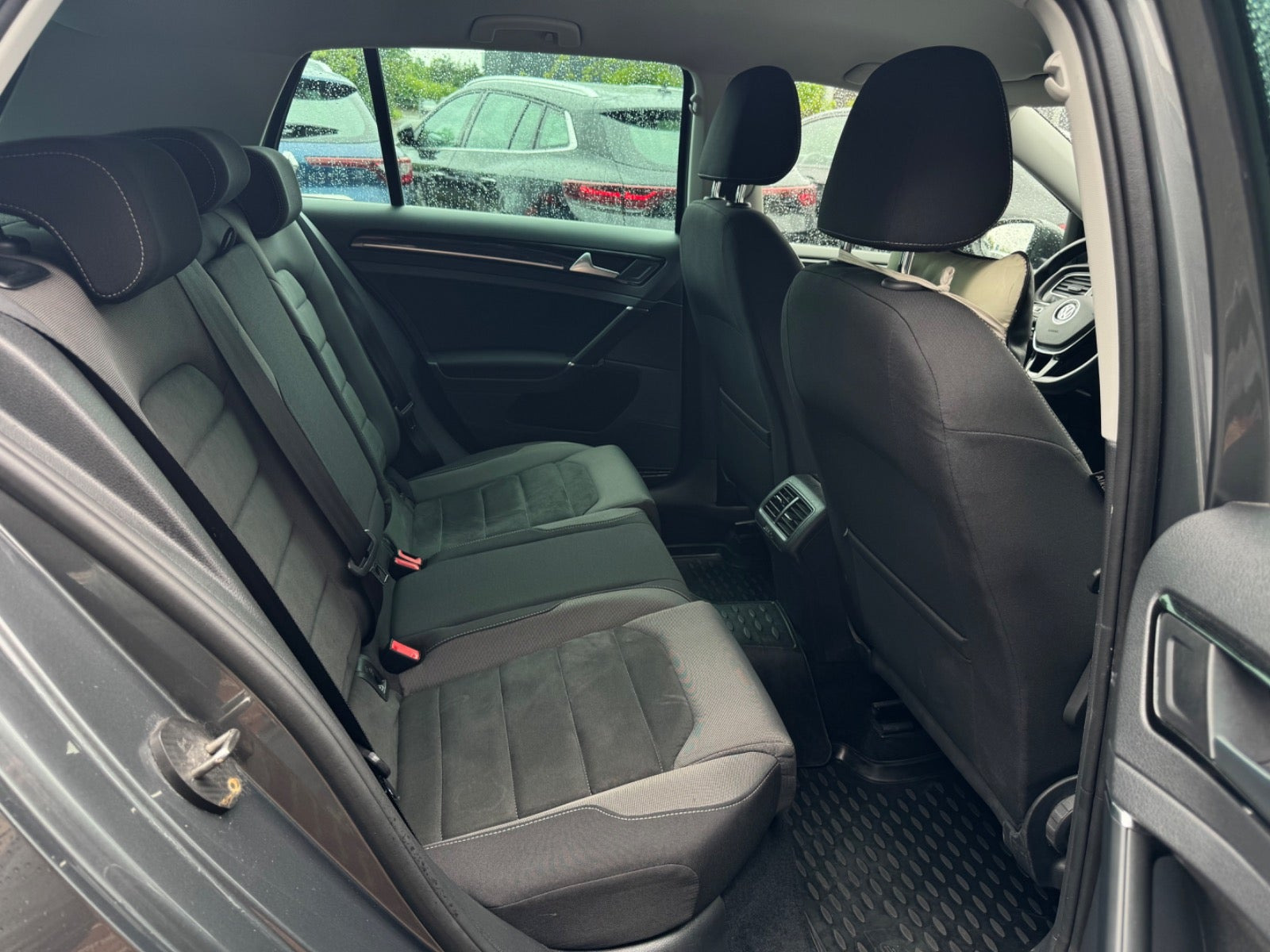 Grå VW Golf VII fra 2018